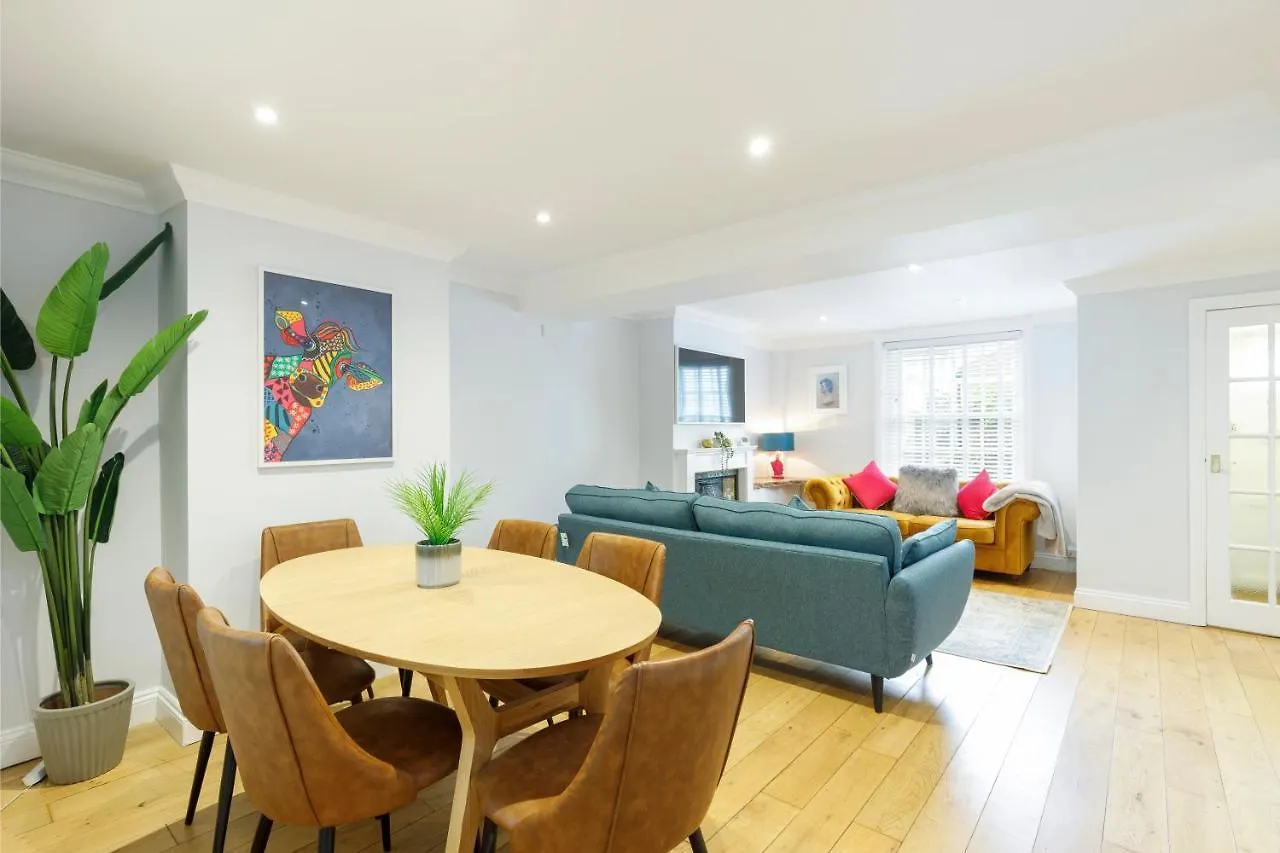 Beautiful Central 3-Bed W/Roof Terrace & Parking contacts